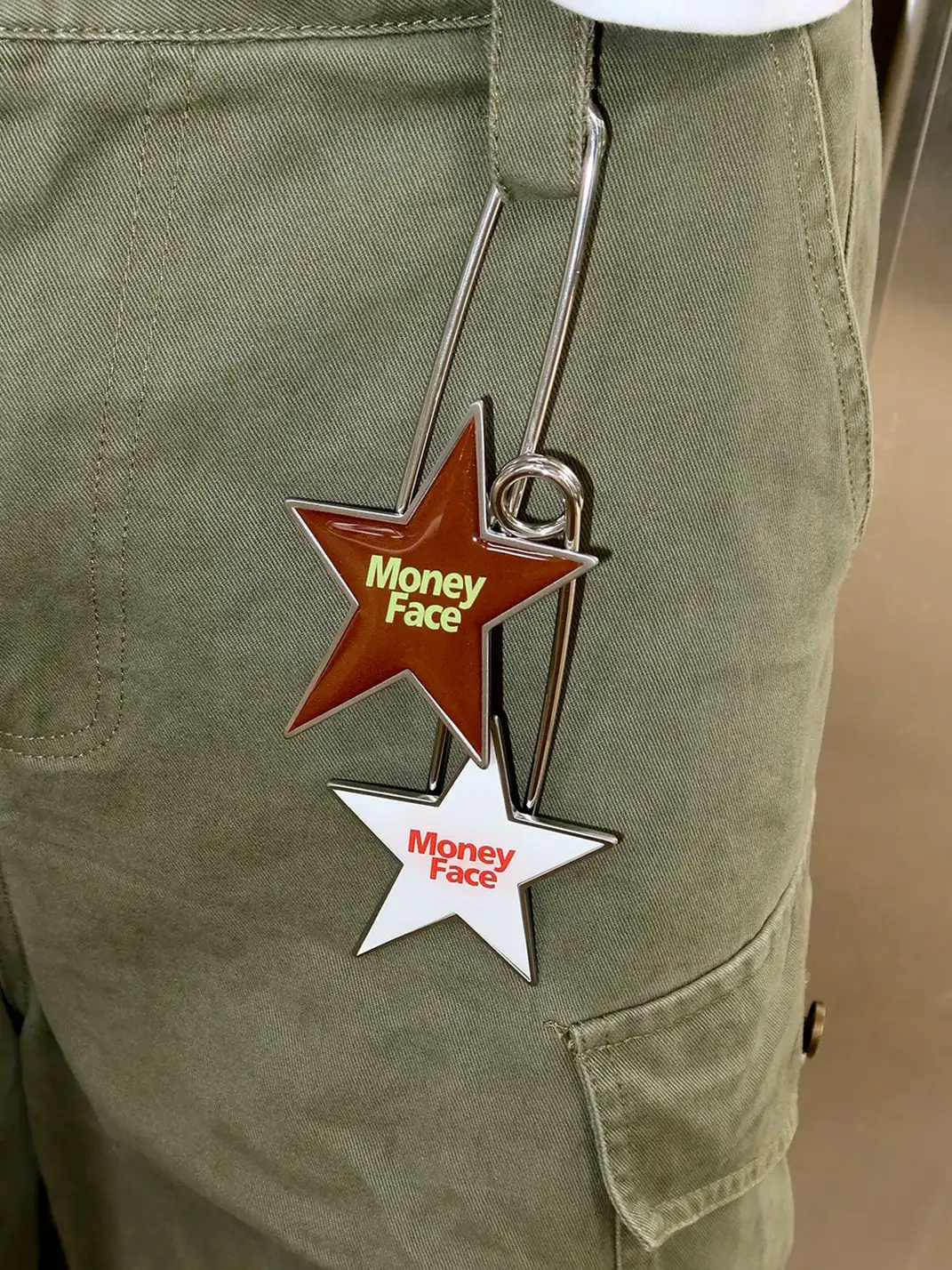 CHICHABOOM | Large Five-Pointed Star Brooch Charm With Slogan Print
