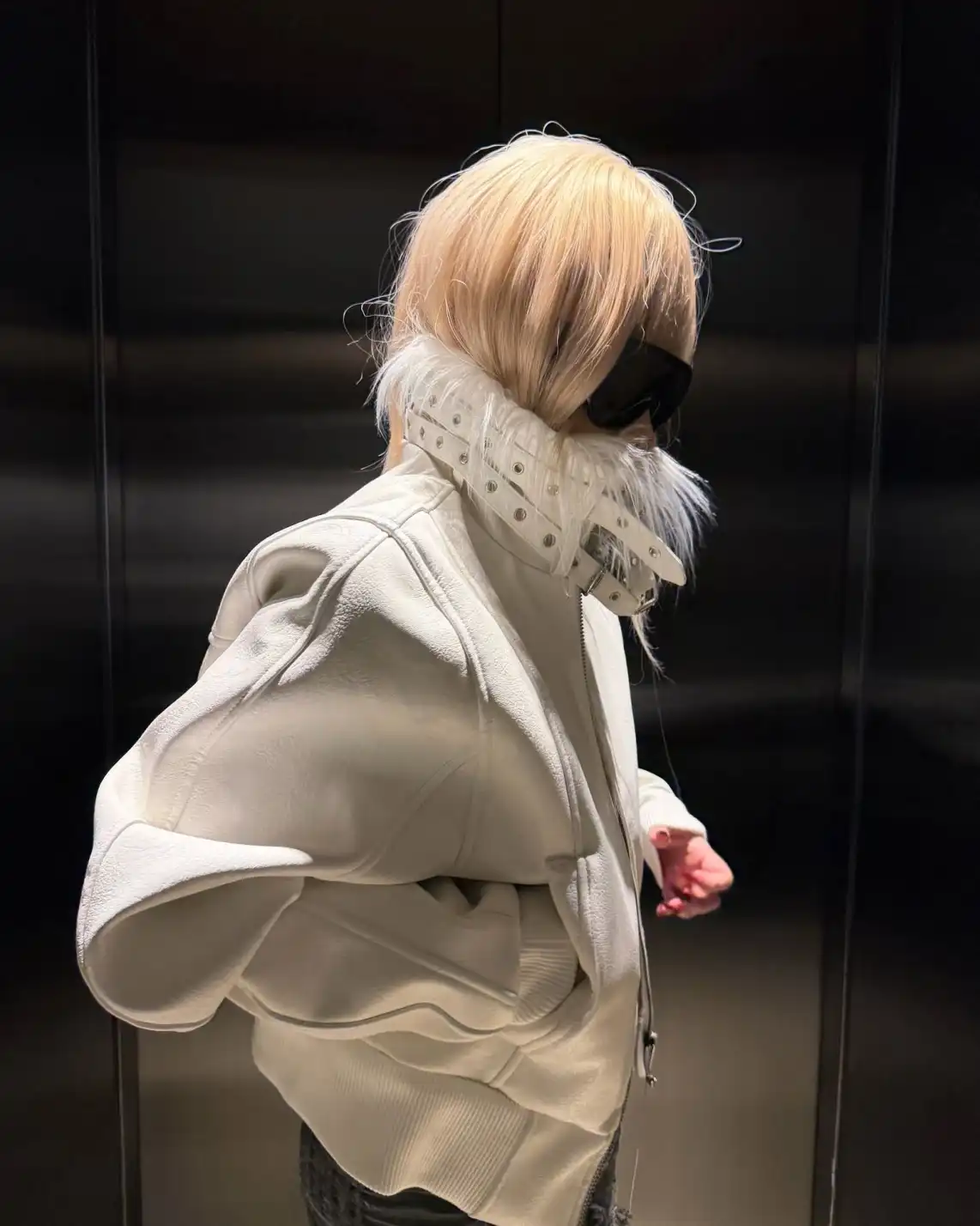 A white flare cutting through winter, untouchable even by temperature. Devil fur collar, frozen-steel leather—turn cold weather into your personal spotlight. One glance is a declaration. Strike the cold. Let the feed burn at psylos1.com REBEL WAVE | White Devil Fur Collar Leather Jacket #REBELWAVE #psylos1 #whiteleather #darkfashion #winteravantgarde (3/5)