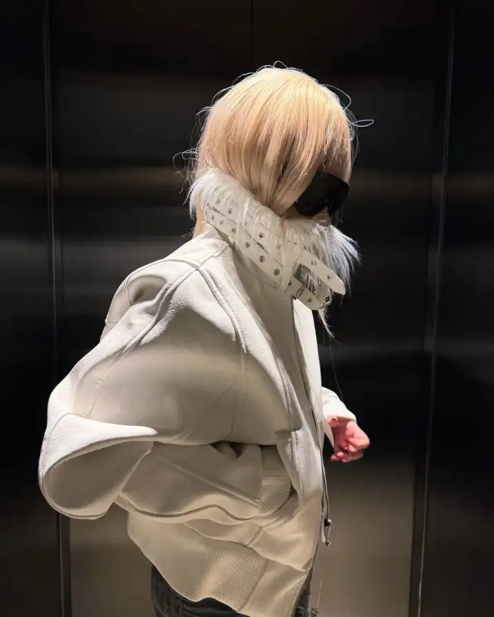 A white flare cutting through winter, untouchable even by temperature. Devil fur collar, frozen-steel leather—turn cold weather into your personal spotlight. One glance is a declaration. Strike the cold. Let the feed burn at psylos1.com REBEL WAVE | White Devil Fur Collar Leather Jacket #REBELWAVE #psylos1 #whiteleather #darkfashion #winteravantgarde (3/5)