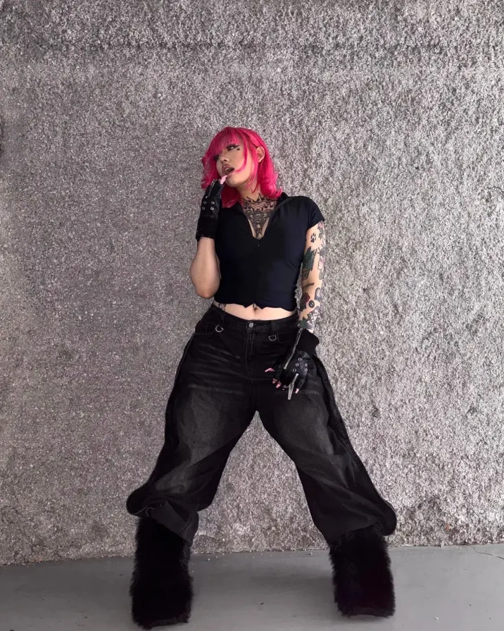 Constructed chaos. Double zips, layered armor — hands ready for a new world order. Step into the wave → psylos1.com REBEL WAVE | 25SS “WOR” Layered Gloves CR: @nyla.nune #RebelWave #DarkUtility #FutureWear #psylos1 (4/4)
