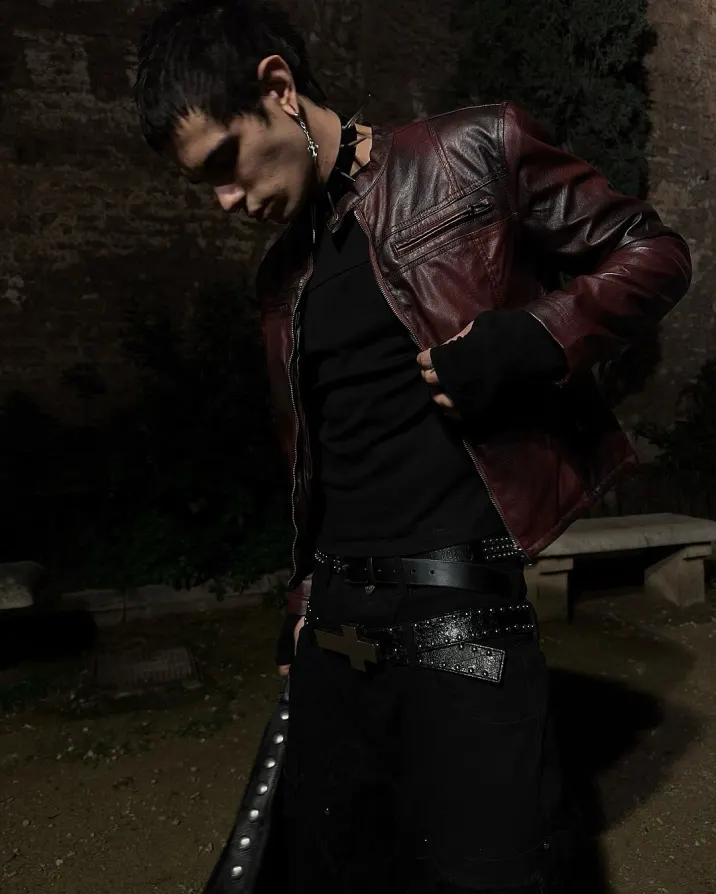Shadows slicing through the static. Industrial straps binding the simulation. Enter the loop at PSYLOS1.COM @jorgevaletudo in REBEL WAVE #CyberGoth #IndustrialFashion #AvantGarde #DarkAesthetic #Streetwear (2/4)