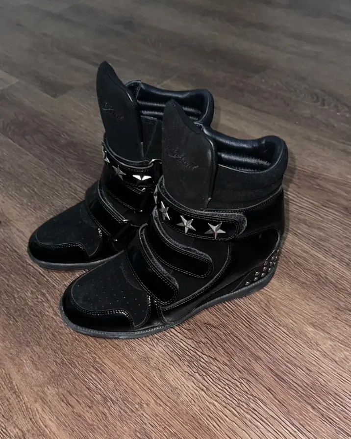 Chrome veins. Shadow instincts. Fashion for a broken future. Access granted at PSYLOS1.COM no e mosen, $260 #DarkWear #RebelWave #CyberFashion #AvantGarde (4/6)