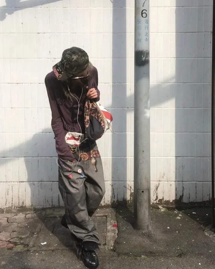 The alley feels like an unsaved file — damp concrete, metal hum, and a pace that refuses#futuregrit Lazy steps, lethal attitude. The whole block gets overwritten. Enter the frequency at psylos1.com SCHWARZGOLD #psylos1 #schwarzgold #streetavantgarde #rawcore #industrialgrunge #futuregrit (1/2)