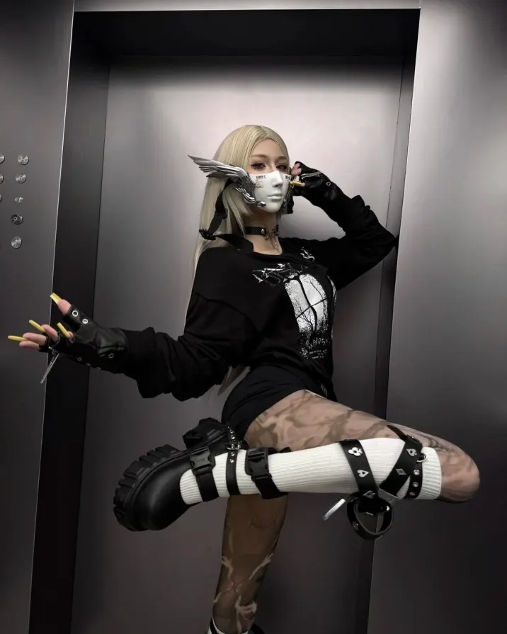 Engineered for uncertain futures. Adaptive silhouettes. Tactical restraint. SHOP AT PSYLOS1.COM TOP: PAIKI SHOES: FYSPR #TechwearCulture #FutureUniform #DarkStreet #DesignDriven (5/6)