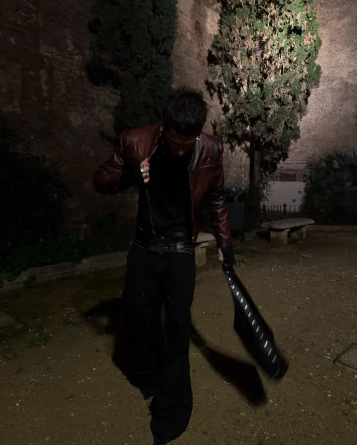 Shadows slicing through the static. Industrial straps binding the simulation. Enter the loop at PSYLOS1.COM @jorgevaletudo in REBEL WAVE #CyberGoth #IndustrialFashion #AvantGarde #DarkAesthetic #Streetwear (3/4)