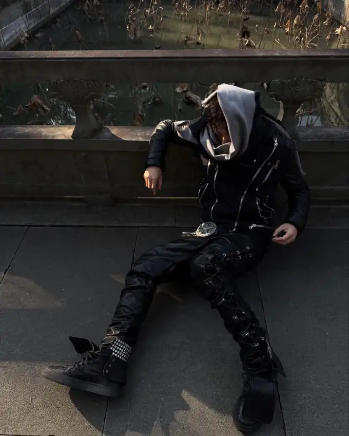 Pour pint of that dirty, Double me cup, I sip ’til I‘m blurry #ootd #outfit #esdeekid #hedislimane (6/9)