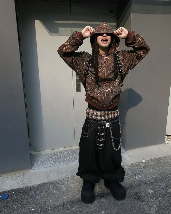 Rhinestones like fangs. Leopard print that doesn’t sneak — it announces. DND4DES turns a zip-up into nightlife armor. Own the wild shine at psylos1.com #DND4DES #psylos1 #leopardcore #rhinestoneenergy #streetavantgarde (3/7)