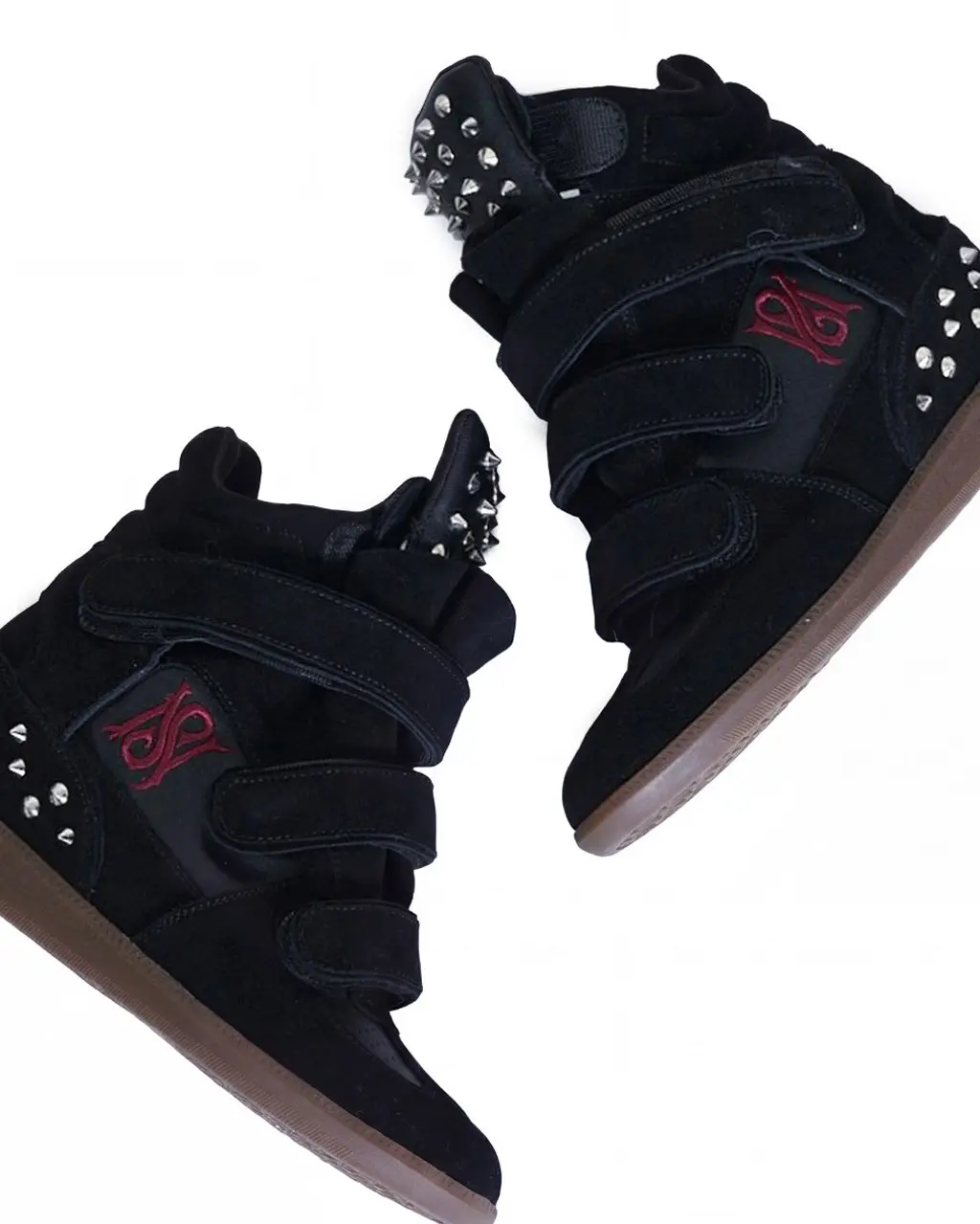 Crushing the pavement beneath heavy suede. Silver spikes ready to puncture the mundane. Acquire the armor at PSYLOS1.COM NONAME SPACE #darkwear #avantgardefashion #sneakerhead #streetgoth #NONAMESPACE (6/6)