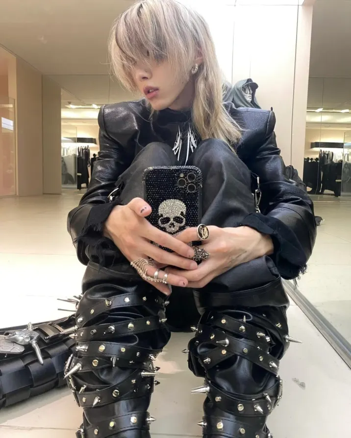 Steel buckles whisper louder than engines. Reflections hit the leather like signals from another timeline — built heavy, worn harder, moving with militarized precision. No soft edges. No slow moments. Enter the impact at psylos1.com DND4DES Heavy-Duty Aircraft Buckle Motorcycle Leather Jacket #psylos1 #DND4DES #motorcyclejacket #heavygear #futuregrunge #streetarmor #darkfashion (1/5)