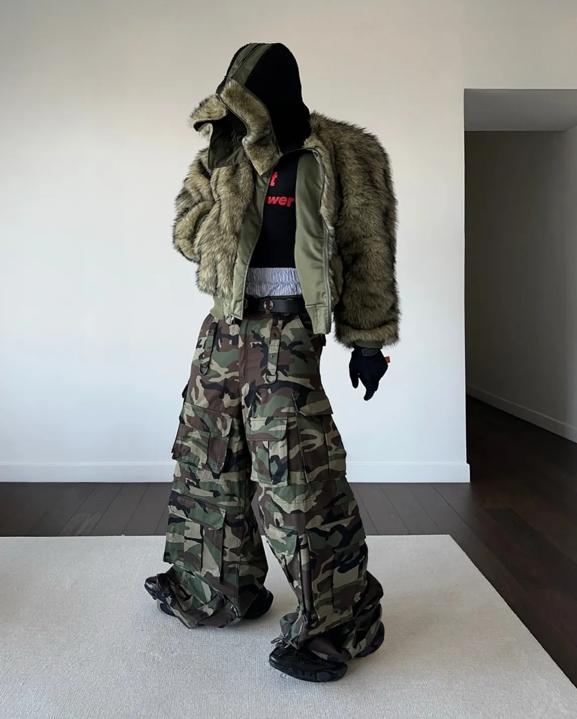 @mrmarcomark wear Fourth3ex 24Fw N2B Double sided nylon rivet imitation fox hair hooded bomber and REGENZONE washable camouflage erosive silhouette capri pants link in bio (2/6)