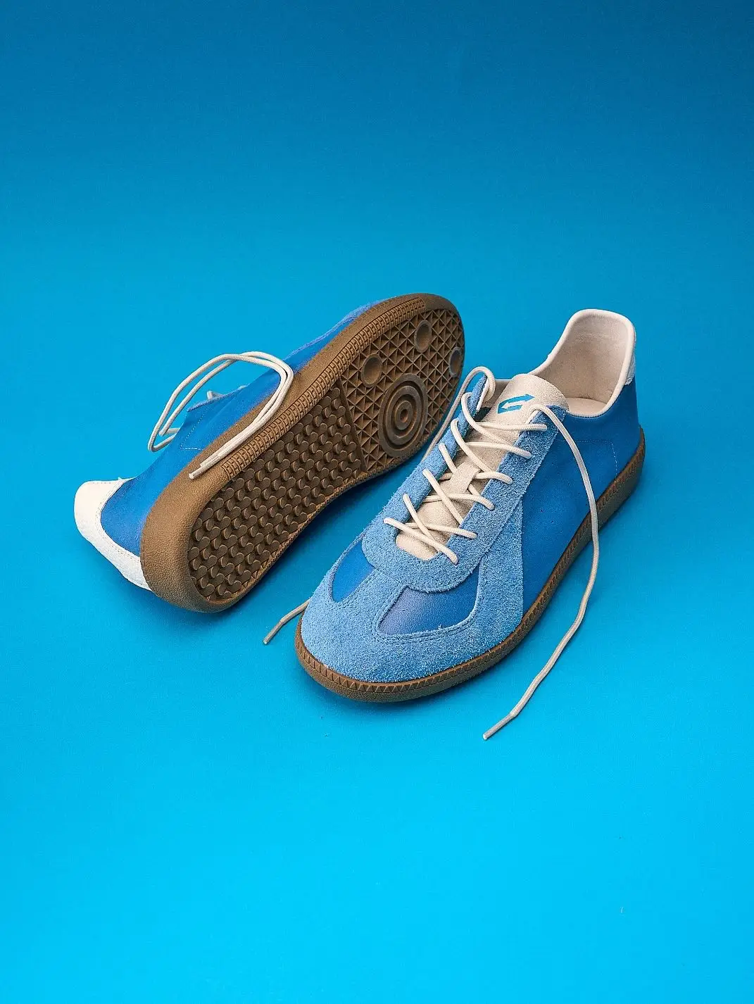 Retro vibes, redefined. Meet the @next_impulsive_official_ Halo Series A flat-soled throwback that brings classic trainer lines into today’s urban rhythm. Think vintage athletic roots, minimalist leather, unfiltered silhouette—nothing extra, just pure style. Step into nostalgia. Step into NOW. #Psylos1 #NextImpulsive #HaloRetro #SneakerRevival#psylos1me #psylos1andme #flatshoes #flatsneakers #shoeholic #sneakers #sneakerhead #sneakerstyle #fashionstyles #newarrivals #styleinspiration #retro (3/6)