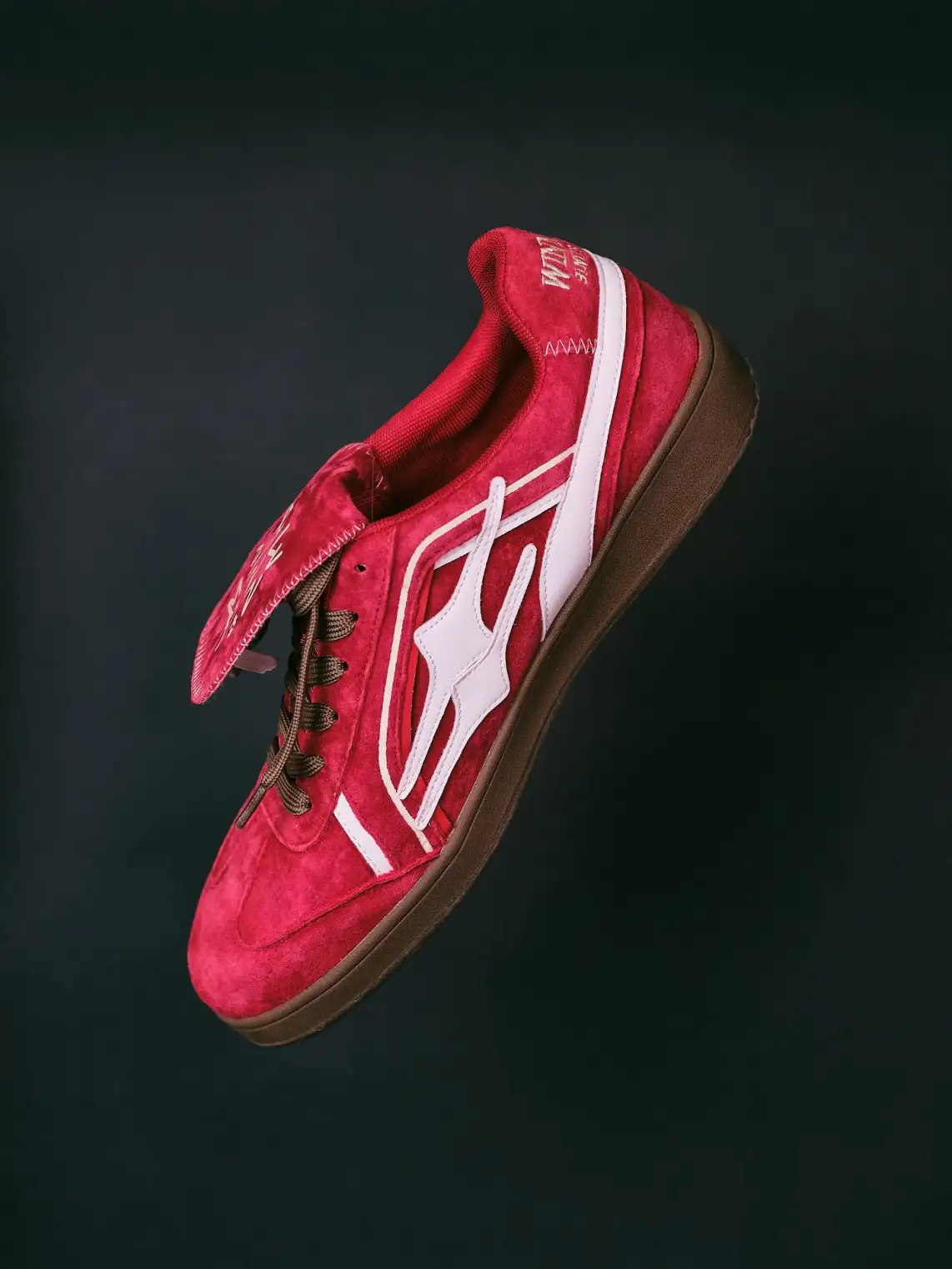 Red Velvet //Ultimate Vintage Vibes #psylos1 #psylos1me #psylos1andme #killwinner #shoe #shoesaddict #sneakers #sneakerheat #sneakerhead #trainingshoe #germanarmytrainers #fashionista #streetstyle #ootd #fyp (2/4)
