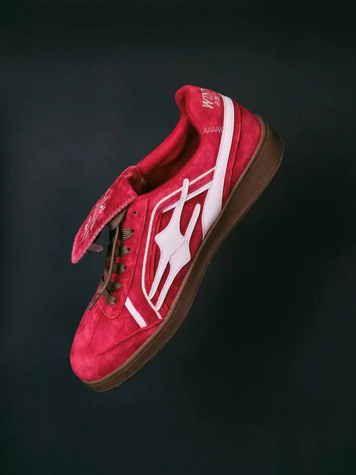 Red Velvet //Ultimate Vintage Vibes #psylos1 #psylos1me #psylos1andme #killwinner #shoe #shoesaddict #sneakers #sneakerheat #sneakerhead #trainingshoe #germanarmytrainers #fashionista #streetstyle #ootd #fyp (2/4)