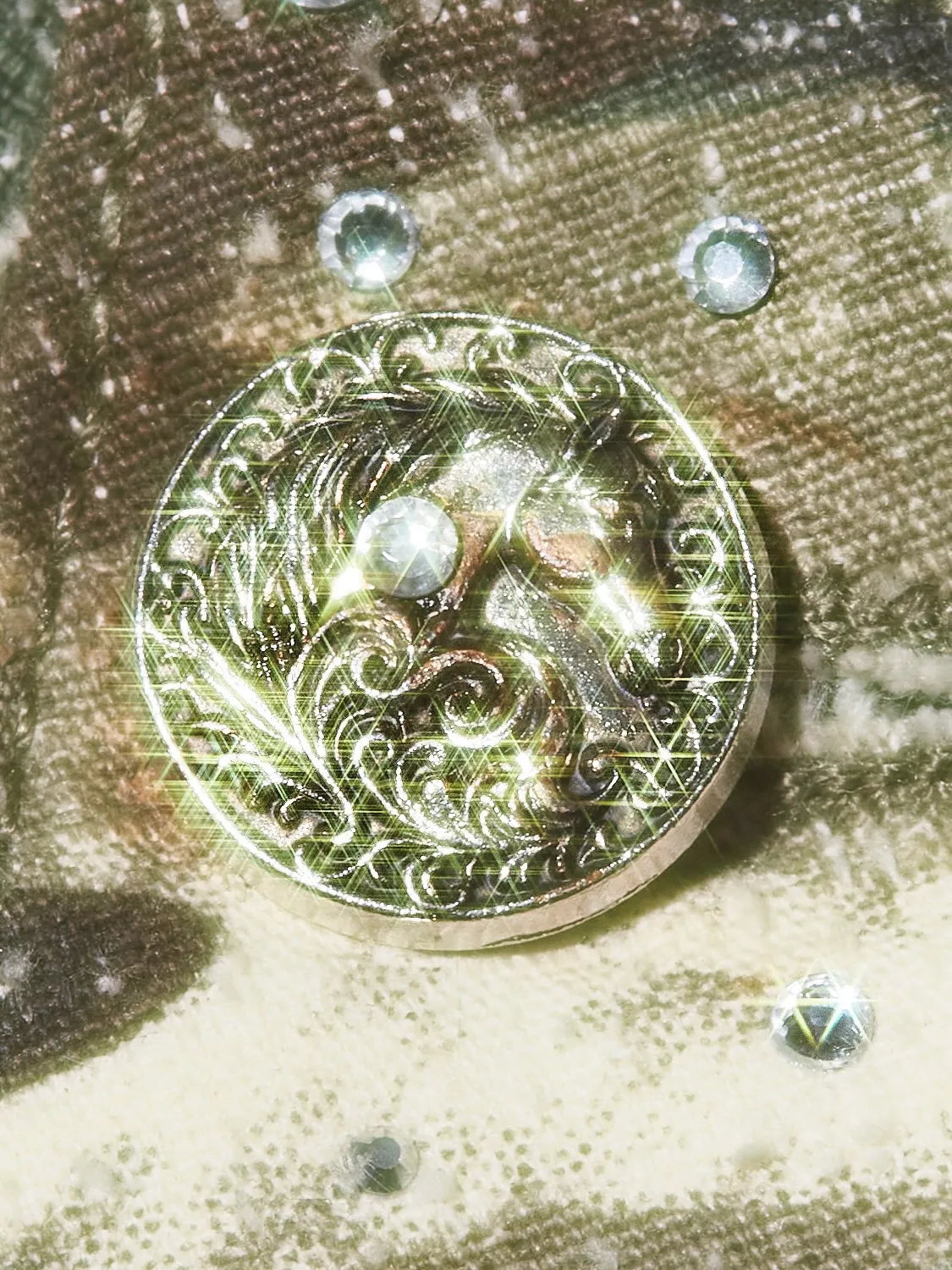 Light doesn’t decorate - it occupies. They mark territory. Hand-set 18K diamond, industrial hardware,and a cargo silhouette built for movement. Enter the night as a variable.Not4everyone #BEADEVIL #diamondcargo #psylos1 (4/7)