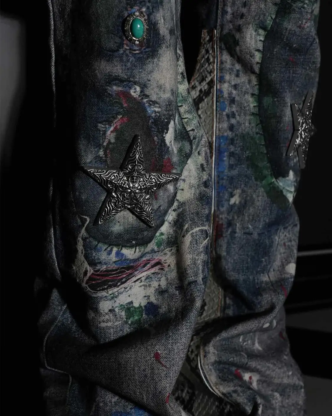 @kamal_zhou in GLB “rapstar” series 🐍 3D PRINTED SNAKE PATCHWAXED DENIM JEANS Extremely destructive stacked metal and pearl elements, a perfect embodiment of post-punkism Available now link in bio #streetstyle #fashionstyle #dirtyfit #grunge #jeans #ootd #readytowear #newarrivals #fashioninspo #style #styleinspiration #denim #psylos1 #psylos1me #psylos1andme (3/5)