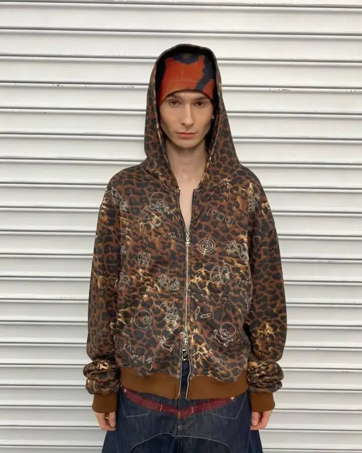 Rhinestones like fangs. Leopard print that doesn’t sneak — it announces. DND4DES turns a zip-up into nightlife armor. Own the wild shine at psylos1.com #DND4DES #psylos1 #leopardcore #rhinestoneenergy #streetavantgarde (7/7)