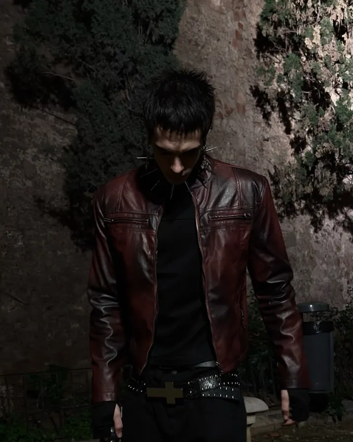 Shadows slicing through the static. Industrial straps binding the simulation. Enter the loop at PSYLOS1.COM @jorgevaletudo in REBEL WAVE #CyberGoth #IndustrialFashion #AvantGarde #DarkAesthetic #Streetwear (4/4)