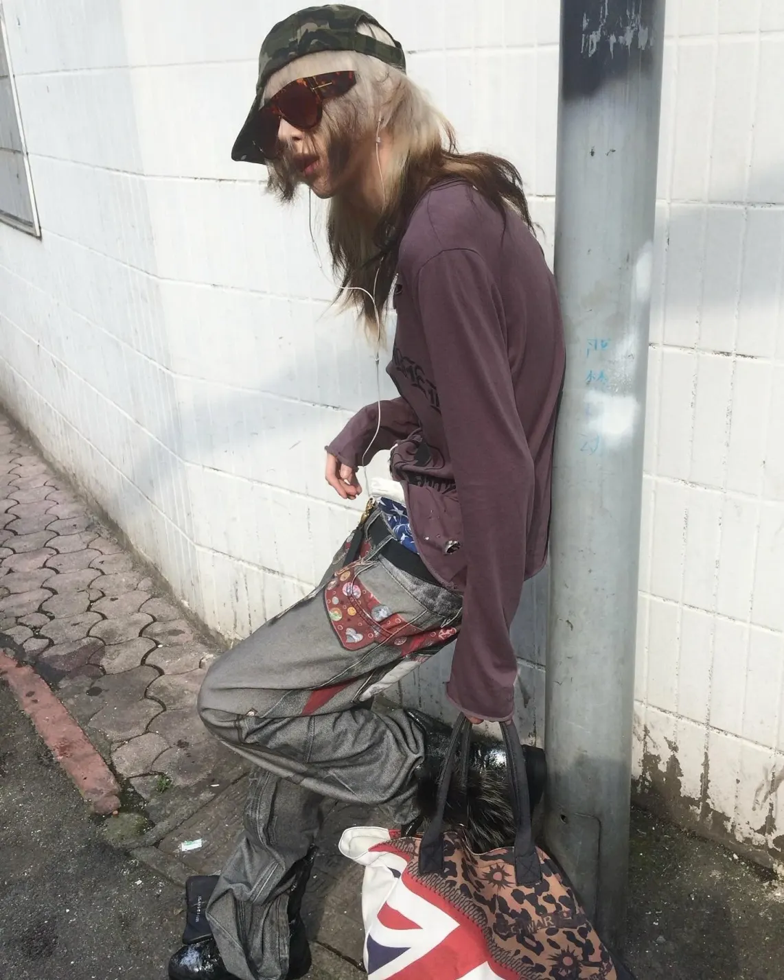 The alley feels like an unsaved file — damp concrete, metal hum, and a pace that refuses#futuregrit Lazy steps, lethal attitude. The whole block gets overwritten. Enter the frequency at psylos1.com SCHWARZGOLD #psylos1 #schwarzgold #streetavantgarde #rawcore #industrialgrunge #futuregrit (2/2)