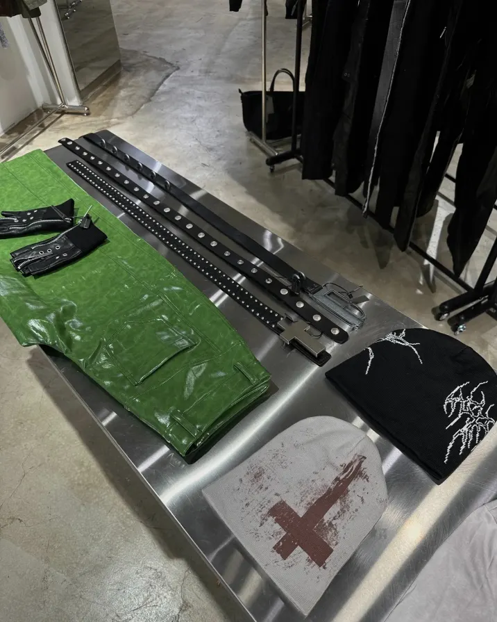 Built for the aftermath. Worn by those who saw it coming. Log in at PSYLOS1.COM REBEL WAVE #Techwear #DarkAesthetic #RebelWave #AvantGardeFashion (2/5)