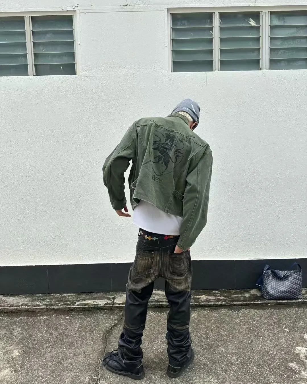 Static in the reflection. Silver fluid mapping the contours of a new identity. Upload complete at PSYLOS1.COM DATA CORRUPTION IMMINENT #cybercore #regenzone #futurehuman #liquidmetal #avantgardefashion (3/4)
