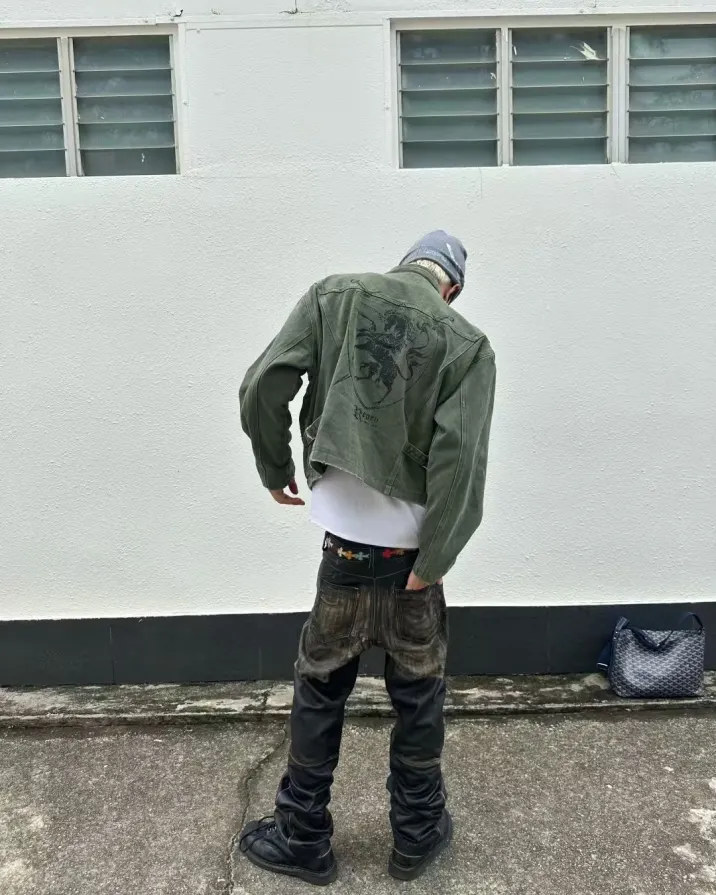 Static in the reflection. Silver fluid mapping the contours of a new identity. Upload complete at PSYLOS1.COM DATA CORRUPTION IMMINENT #cybercore #regenzone #futurehuman #liquidmetal #avantgardefashion (3/4)