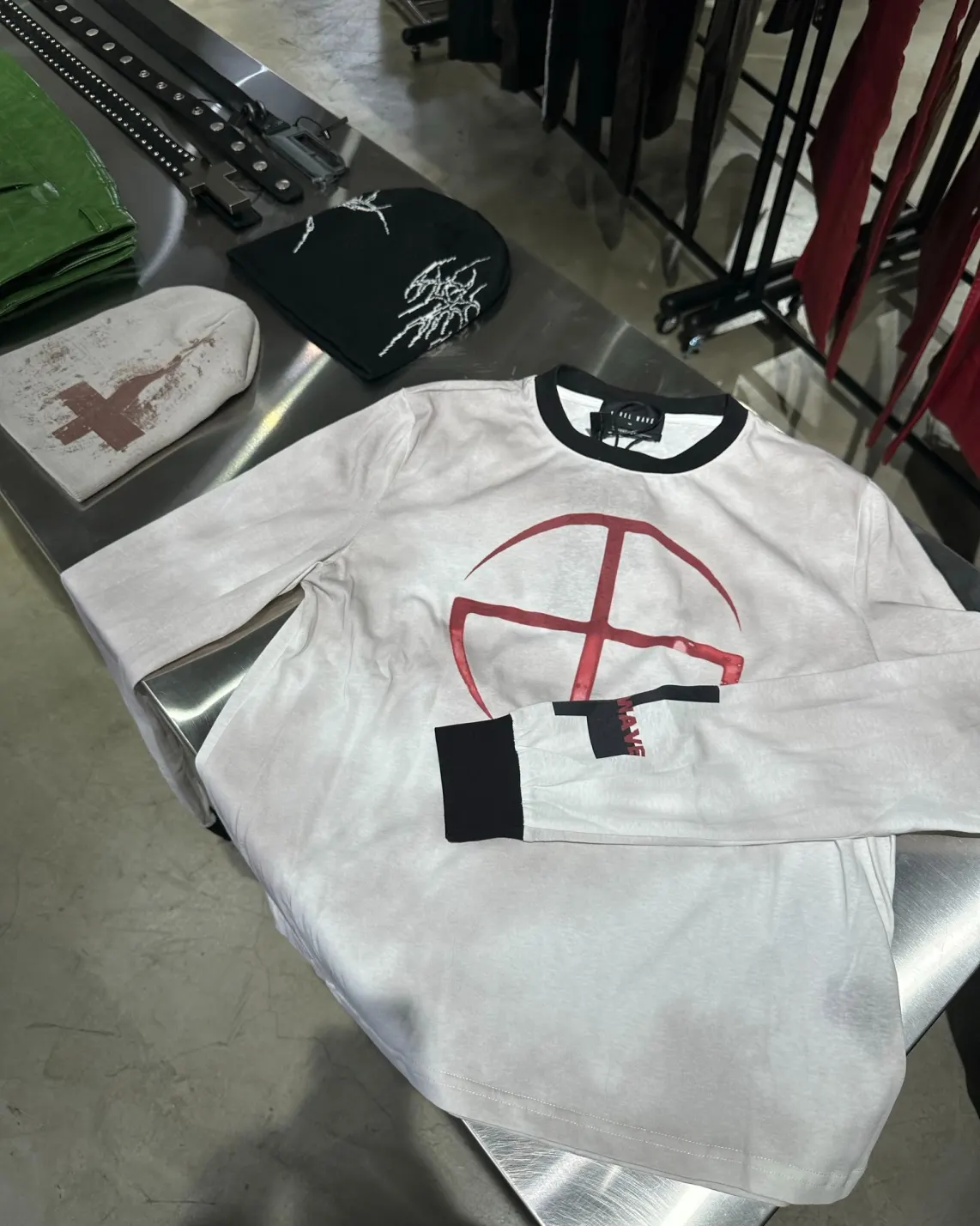 Built for the aftermath. Worn by those who saw it coming. Log in at PSYLOS1.COM REBEL WAVE #Techwear #DarkAesthetic #RebelWave #AvantGardeFashion (4/5)