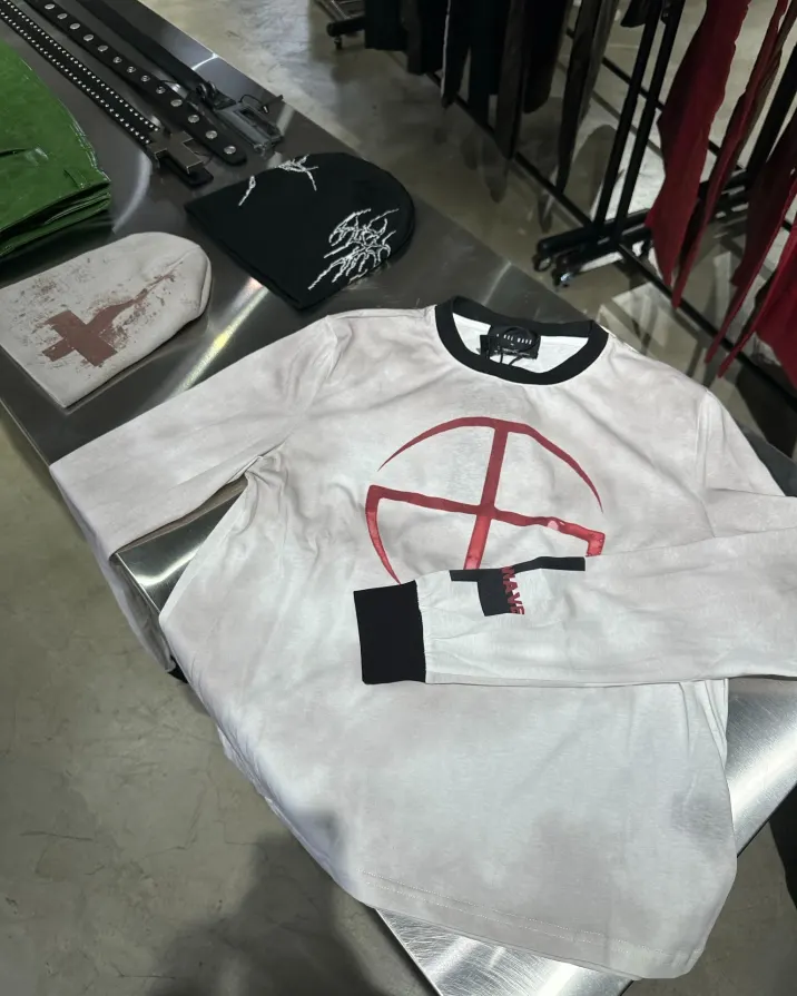 Built for the aftermath. Worn by those who saw it coming. Log in at PSYLOS1.COM REBEL WAVE #Techwear #DarkAesthetic #RebelWave #AvantGardeFashion (4/5)