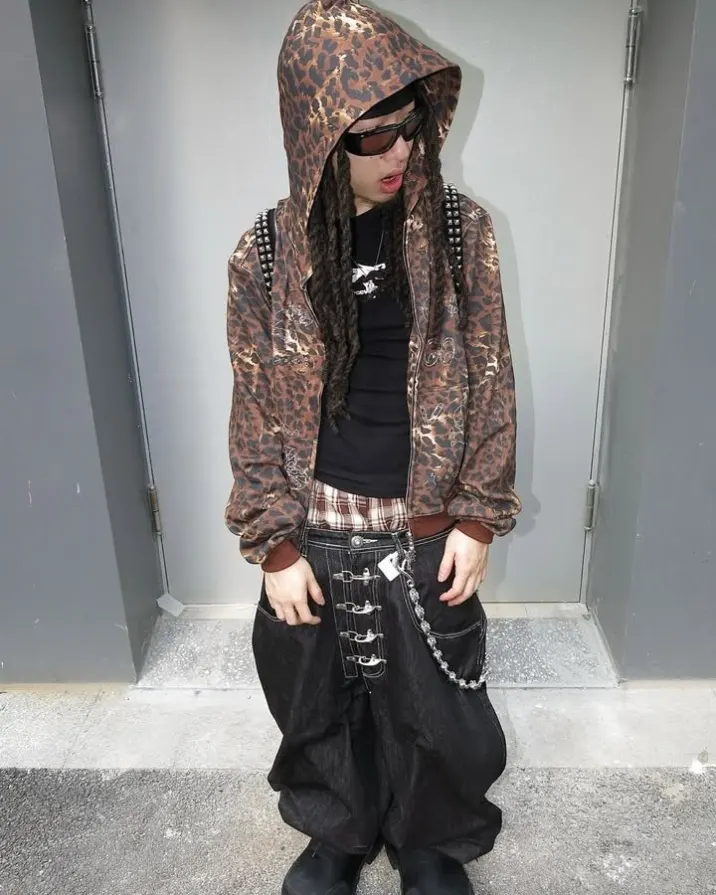 Rhinestones like fangs. Leopard print that doesn’t sneak — it announces. DND4DES turns a zip-up into nightlife armor. Own the wild shine at psylos1.com #DND4DES #psylos1 #leopardcore #rhinestoneenergy #streetavantgarde (5/7)
